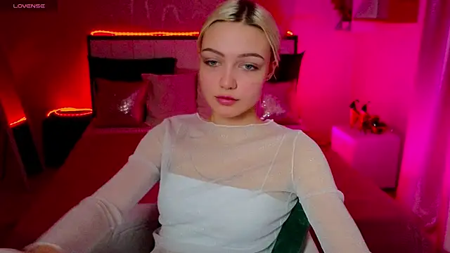 LinaLirian online show from November 14, 2025, 1:32 pm