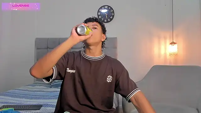 Snapshot of Santy_Stump chatting on October 18, 2025, 11:16 pm Santy Stump online show from October 18, 2025, 11:16 pm