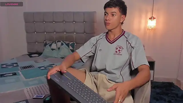 Snapshot of Santy_Stump chatting on November 13, 2025, 9:03 pm Santy Stump online show from November 13, 2025, 9:03 pm