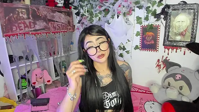 Snapshot of sarahminage_ chatting on October 23, 2025, 10:52 pm sarahminage online show from October 23, 2025, 10:52 pm