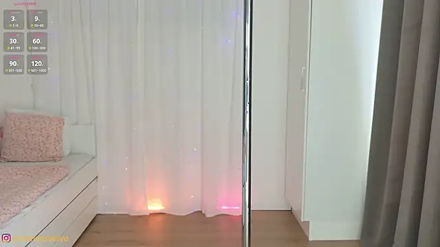 Snapshot of SabrinaRosed chatting on September 15, 2025, 9:42 am SabrinaRosed online show from September 15, 2025, 9:42 am