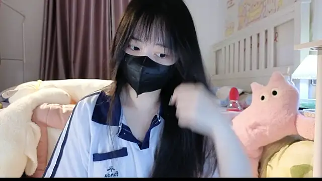 love-uiui online show from October 10, 2025, 3:22 pm