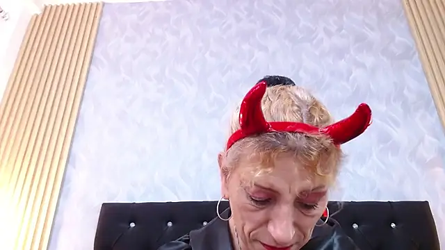 xandrinakarzon online show from October 31, 2025, 1:56 pm