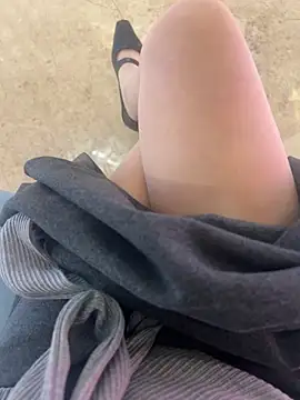 xiaoyuan01 online show from October 24, 2025, 1:57 am