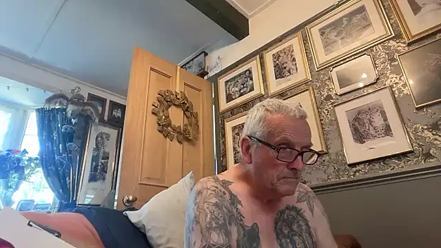 Snapshot of poggles chatting on July 7, 2026, 2:21 pm poggles online show from July 7, 2026, 2:21 pm