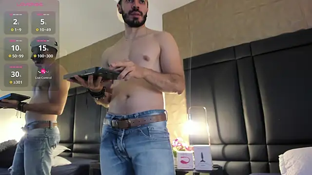 AxelThompson  online show from November 4, 2025, 12:04 pm