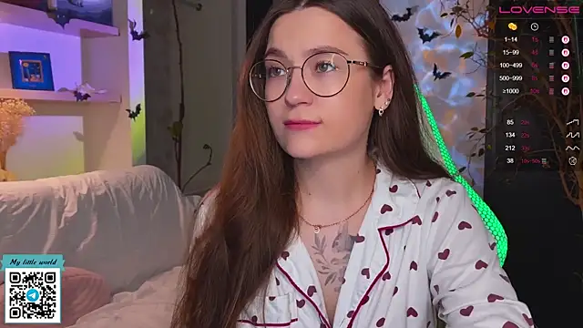 Snapshot of mia_here chatting on October 28, 2025, 12:09 pm mia here online show from October 28, 2025, 12:09 pm