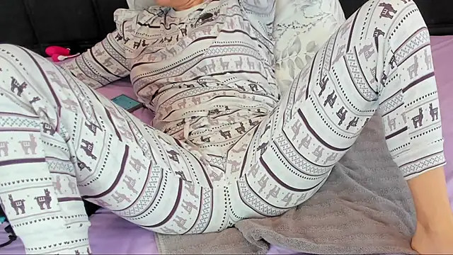 Snapshot of Horny_mommy chatting on January 29, 2025, 9:33 am Horny mommy online show from January 29, 2025, 9:33 am