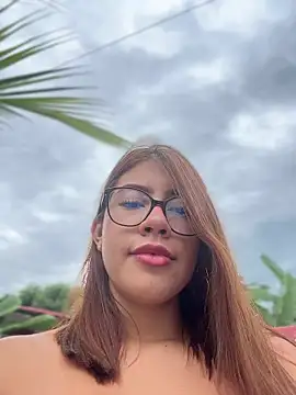 Snapshot of sara_calderon chatting on April 7, 2026, 1:33 pm sara calderon online show from April 7, 2026, 1:33 pm