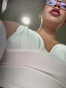 Snapshot of sara_calderon chatting on May 27, 2026, 11:29 am sara calderon online show from May 27, 2026, 11:29 am