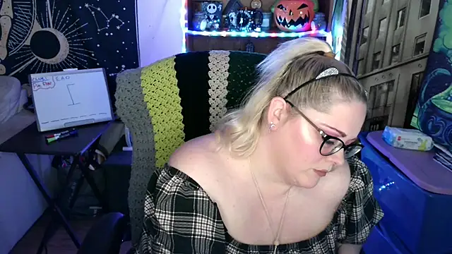 Snapshot of Kinky_Witch chatting on May 15, 2026, 6:37 pm Kinky Witch online show from May 15, 2026, 6:37 pm