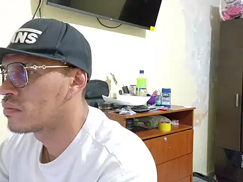 DOBLEWYOSK69G online show from October 4, 2025, 1:42 pm