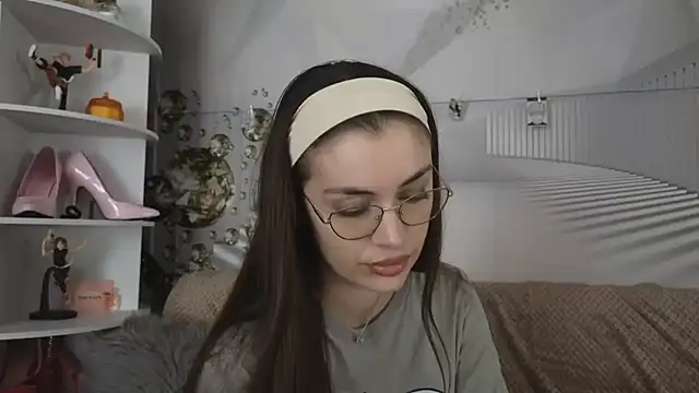 EvoletteLouLou online show from November 5, 2025, 5:24 pm