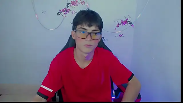 Snapshot of Thommy_cute chatting on November 19, 2025, 1:27 am Thommy cute online show from November 19, 2025, 1:27 am