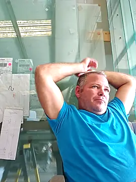 cubanitofeliz40 online show from November 3, 2025, 8:10 pm