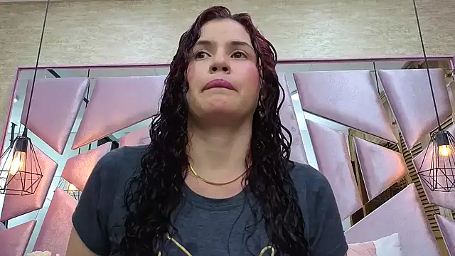 ThaliaCross online show from December 19, 2025, 8:05 pm