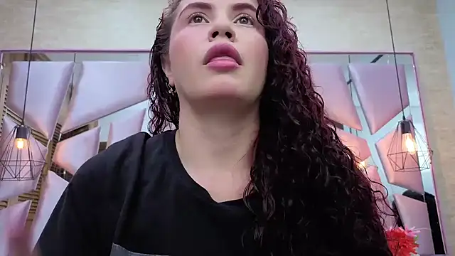 ThaliaCross online show from April 7, 2026, 7:36 pm