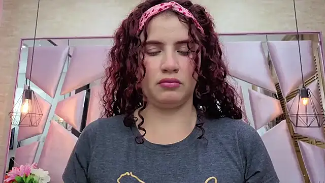 ThaliaCross online show from April 17, 2026, 7:50 pm