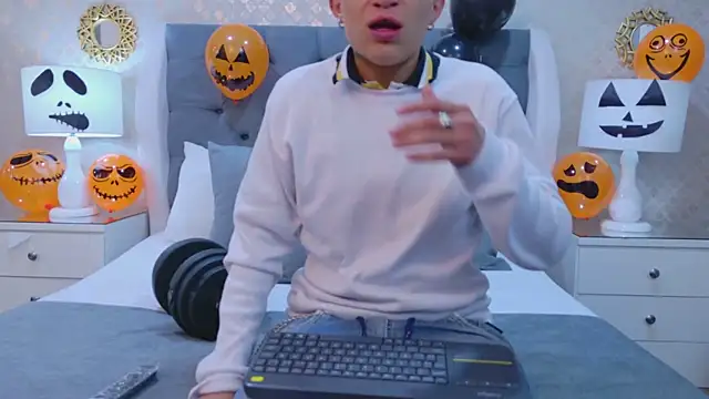 ZoeKrug online show from October 16, 2025, 11:55 am