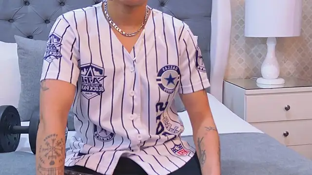 ZoeKrug online show from November 7, 2025, 11:43 am