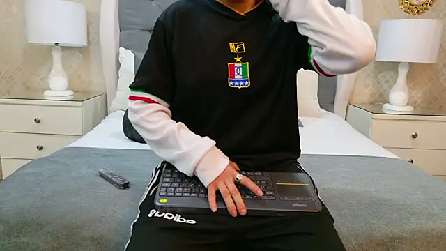 ZoeKrug online show from November 12, 2025, 11:21 am