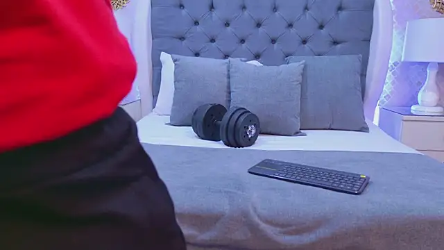 ZoeKrug online show from December 1, 2025, 11:48 am