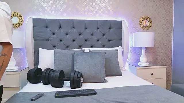 ZoeKrug online show from December 17, 2025, 11:49 am