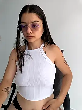 Coralinne   online show from April 3, 2026, 3:43 pm