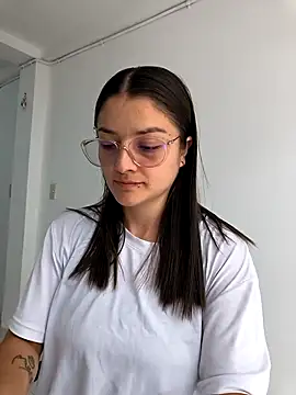 Coralinne   online show from April 4, 2026, 3:09 pm