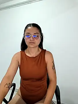 Coralinne   online show from April 10, 2026, 1:11 am