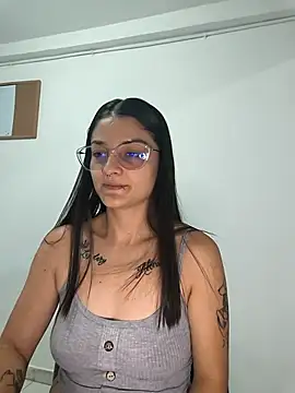 Coralinne   online show from April 26, 2026, 1:03 am