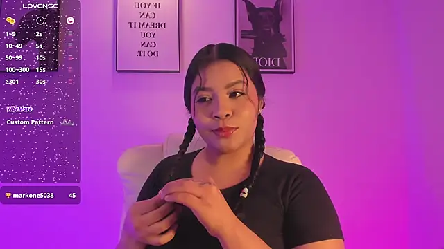 Snapshot of LizzyPonce chatting on November 16, 2025, 10:43 am LizzyPonce online show from November 16, 2025, 10:43 am