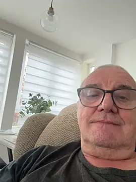 Snapshot of mke1874 chatting on April 3, 2026, 9:51 am mke1874 online show from April 3, 2026, 9:51 am