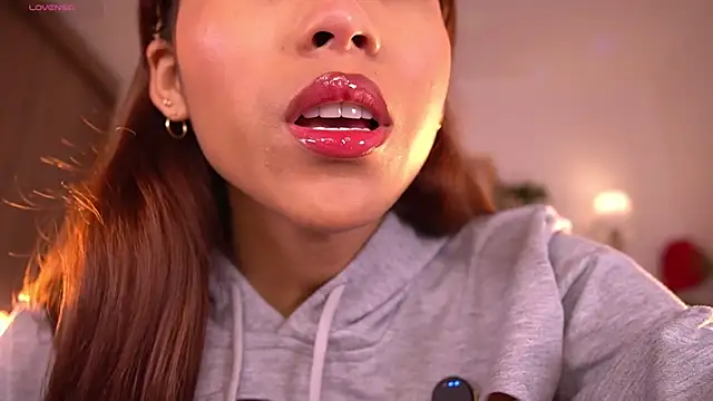 Snapshot of violeth____ chatting on December 19, 2025, 1:18 pm violeth online show from December 19, 2025, 1:18 pm