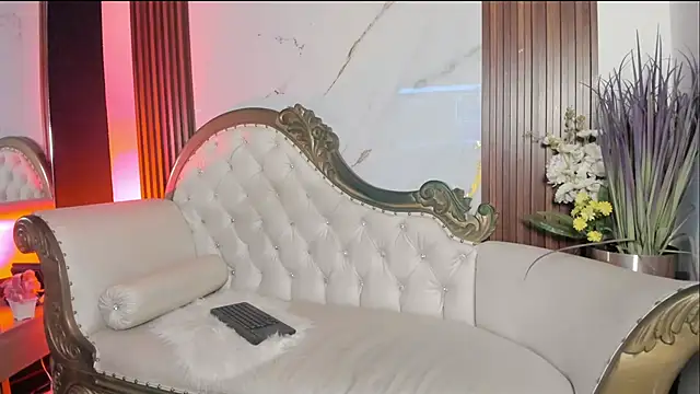 CoralieBronson online show from December 4, 2025, 8:39 pm