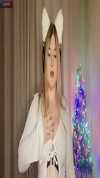 Snapshot of Monahosks chatting on February 24, 2026, 5:33 pm Monahosks online show from February 24, 2026, 5:33 pm