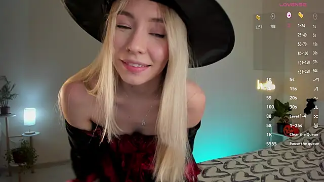 DanaCandy online show from October 31, 2025, 8:32 pm