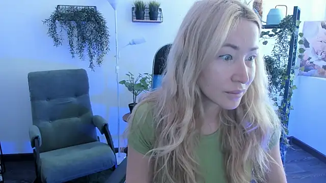 AstraMonroe online show from May 5, 2026, 4:42 am