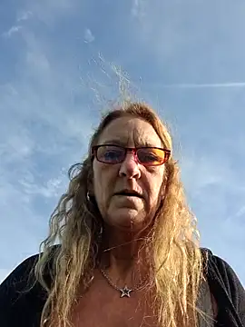 HotWifeLyn68 online show from November 5, 2025, 12:05 pm