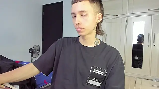 Snapshot of spacehumanz chatting on December 17, 2025, 2:23 pm spacehumanz online show from December 17, 2025, 2:23 pm