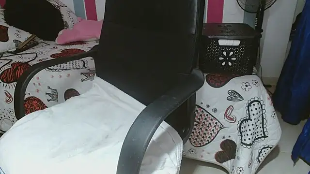 Snapshot of karo_lovely chatting on October 22, 2025, 10:42 pm karo lovely online show from October 22, 2025, 10:42 pm