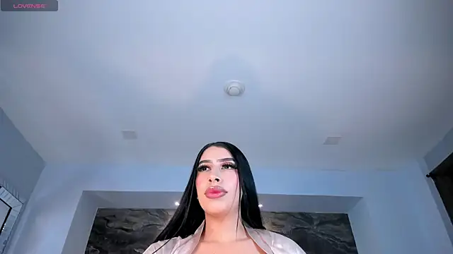 LeahLombardi  online show from December 16, 2025, 4:06 am