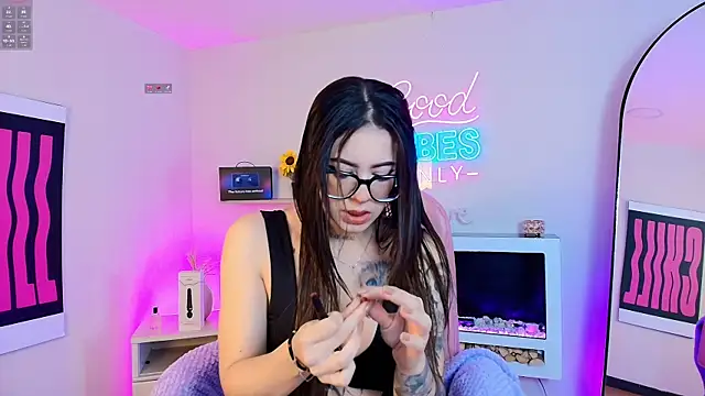 Snapshot of Alice_Vixen chatting on April 25, 2026, 12:19 pm Alice Vixen online show from April 25, 2026, 12:19 pm