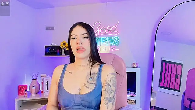 Snapshot of Alice_Vixen chatting on May 15, 2026, 12:12 pm Alice Vixen online show from May 15, 2026, 12:12 pm