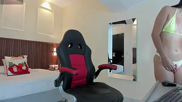 Snapshot of AURORAMARTIN2 chatting on December 3, 2025, 12:47 pm AURORAMARTIN2 online show from December 3, 2025, 12:47 pm