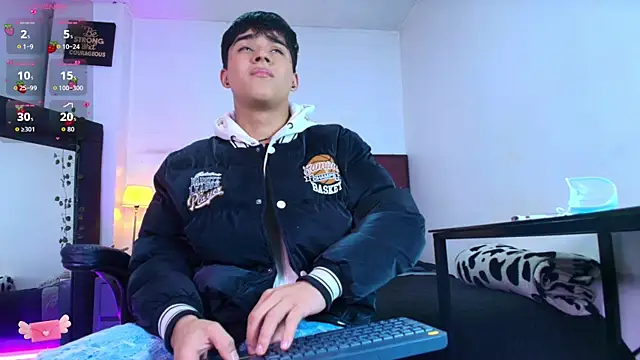 Snapshot of Lucass_love chatting on December 1, 2025, 4:45 pm Lucass love online show from December 1, 2025, 4:45 pm