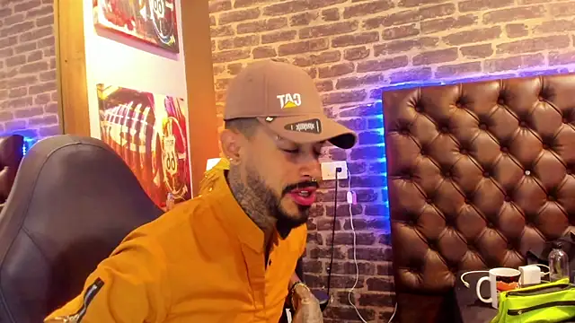 VinzenzRizzo online show from October 30, 2025, 4:47 am