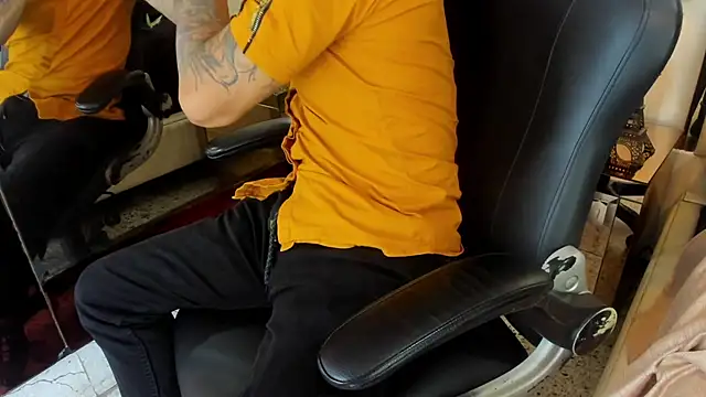 VinzenzRizzo online show from November 26, 2025, 4:24 am