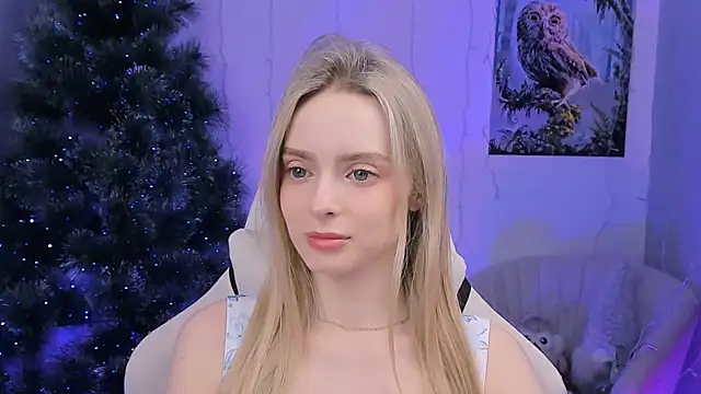 Snapshot of JuliaBrewwer chatting on December 15, 2025, 1:37 pm JuliaBrewwer online show from December 15, 2025, 1:37 pm