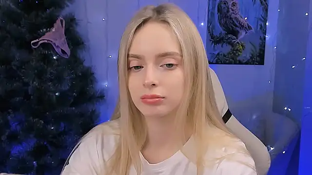 Snapshot of JuliaBrewwer chatting on December 19, 2025, 2:35 pm JuliaBrewwer online show from December 19, 2025, 2:35 pm